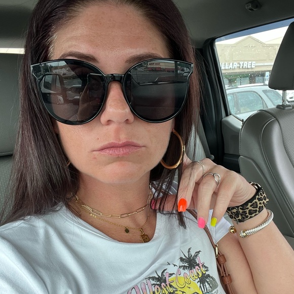 Meet Your Posher - Picture 2 of 5